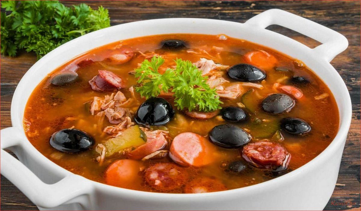 Солянка с сочной колбасой и ароматными грибами 