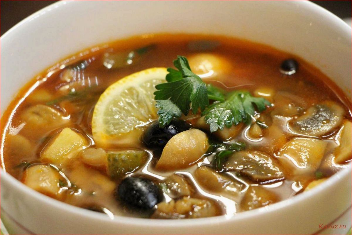Солянка с сочной колбасой и ароматными грибами 